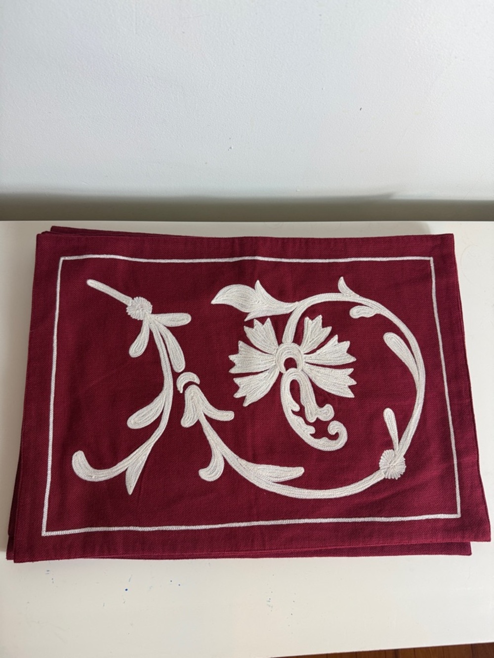 Williams Sonoma Embroidered Linen Cotton Placemats Burgundy White‎ Floral Set 8
